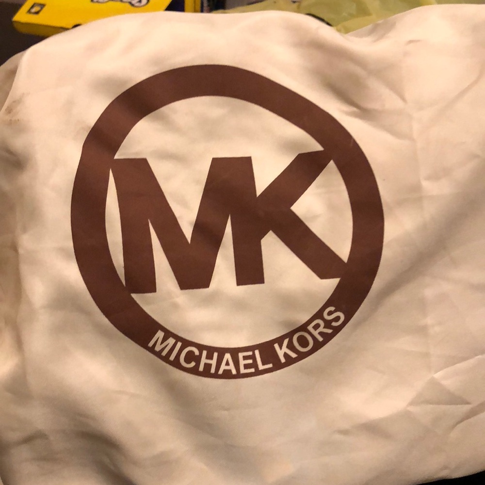 Brown/tan shoulder bag, large compartments inside